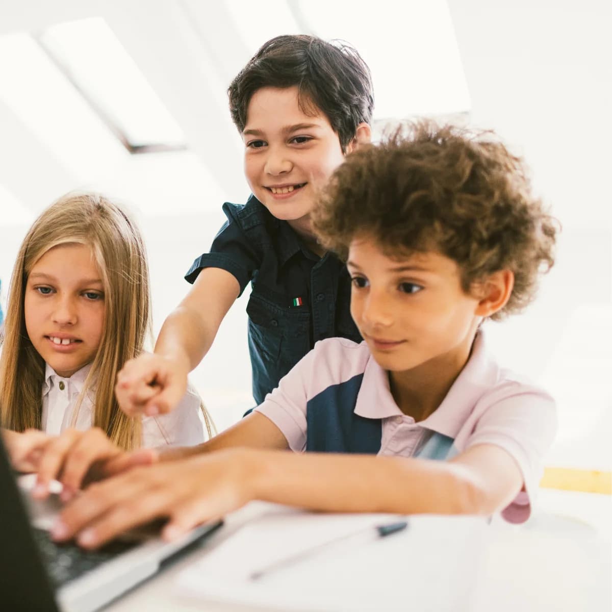 Enfants en Summer Camp RBK Kids en ligne sur un laptop
