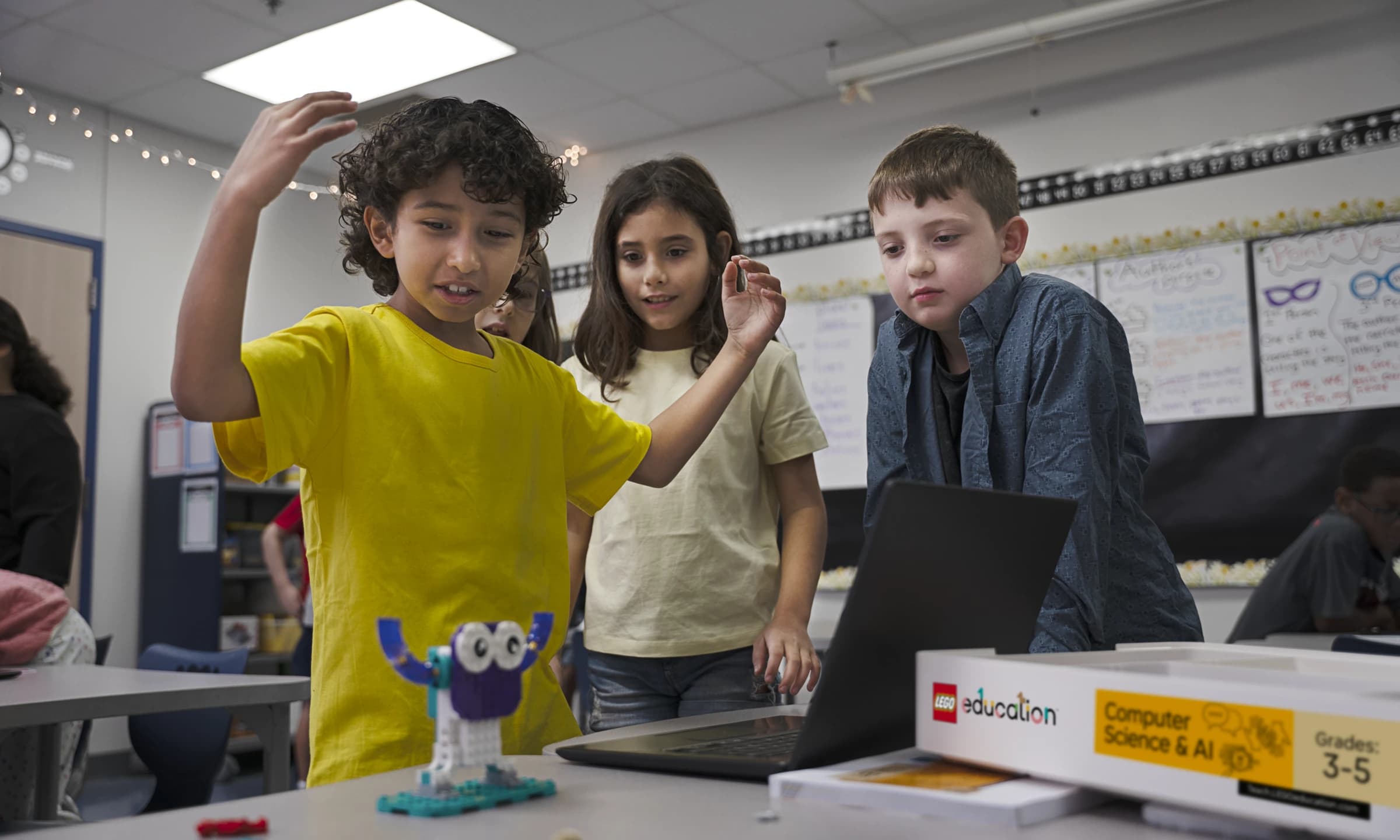 Enfants en cours de robotique RBK Kids dans leur école